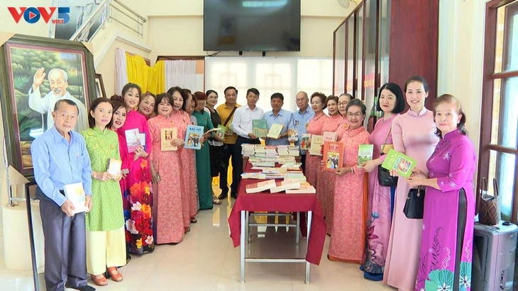 Tủ sách Bác Hồ - Món quà tri thức và tinh thần dành tặng Udon Thani
